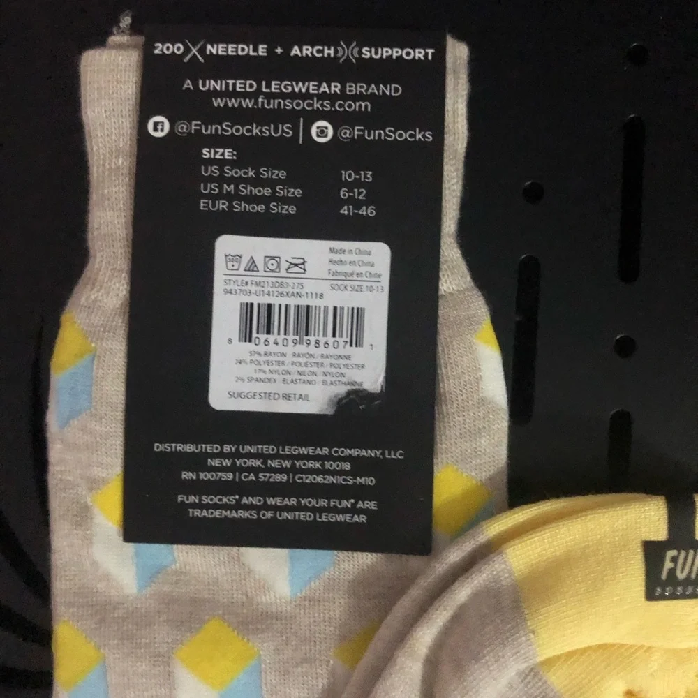 Men’s Beige Geometric Dress Crew Socks – Yellow & Light Blue